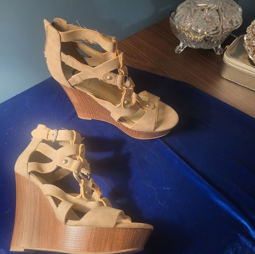 Guess wedge heels tan